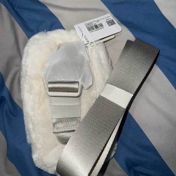 Lululemon Athletica White Crossbody Bag - Picture 2 of 6